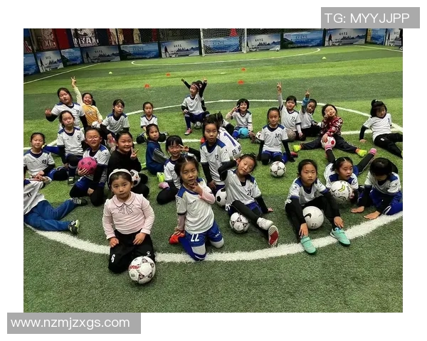 二年级足球小球星展现精彩技艺未来之星闪耀绿茵场 二年级足球小球星展现精彩技艺未来之星闪耀绿茵场